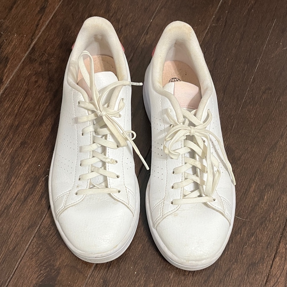 Adidas Women’s Lifestyle Court Advantage sneakers, size 7.5